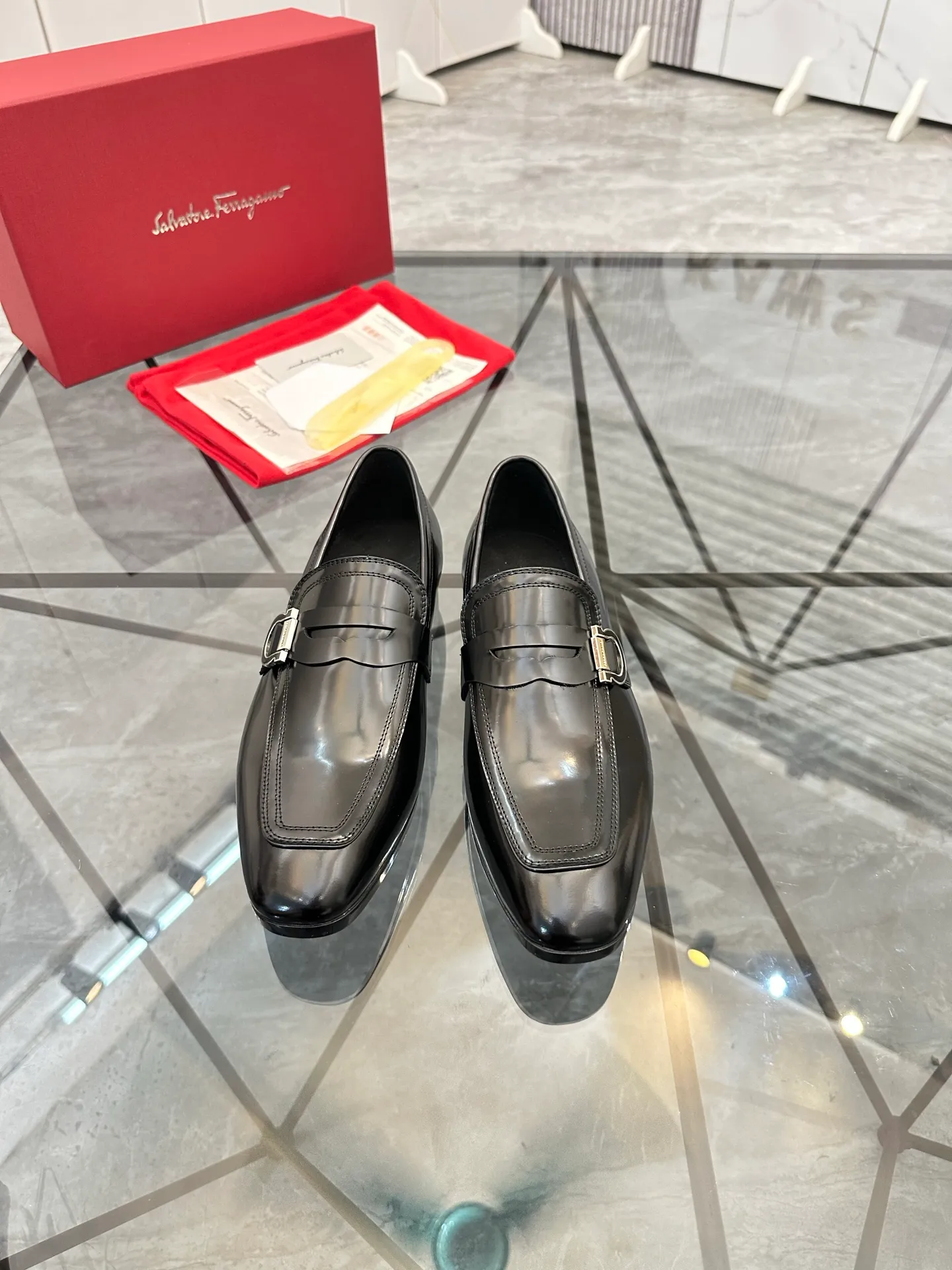Men's shoes: 💰P640¥ High-end quality Product trademark: Ferragamo* "Ferragamo*" leather shoes Regular size: 38-44 (can be customized to 45.46.) Product materials: imported first-layer cowhide leather upper, cowhide lining, original outsole. Number: 688